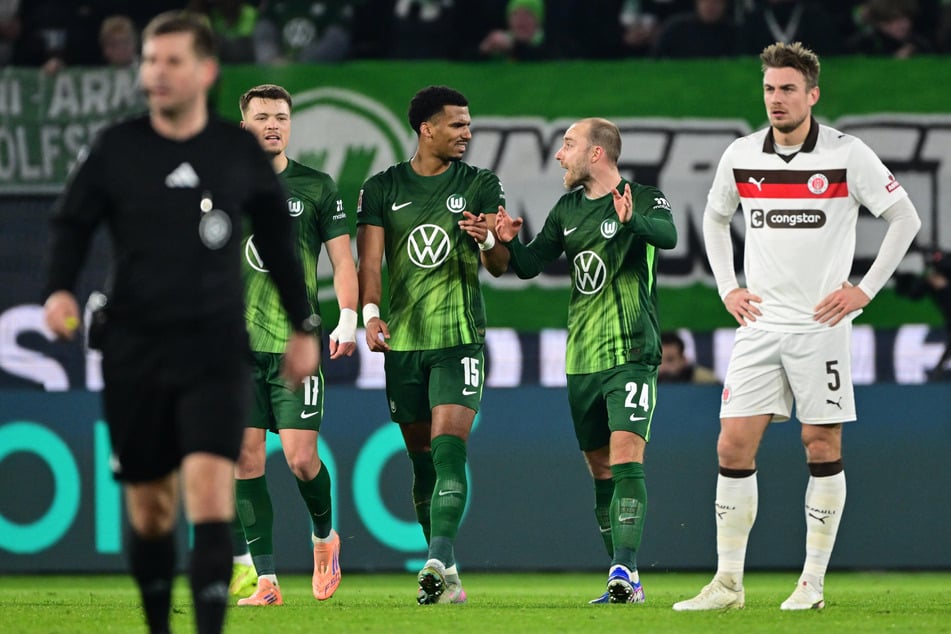Schon beim Wolfsburger Führungstreffer hatte Wahl (r.) seine Hand mit im Spiel und musste dem Gegner beim Jubeln zuschauen.