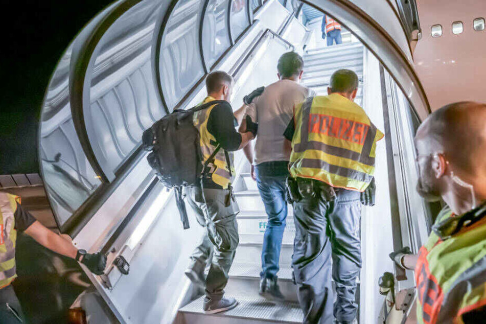 Polizeibeamte begleiten einen Afghanen in ein Charterflugzeug (Archivbild).