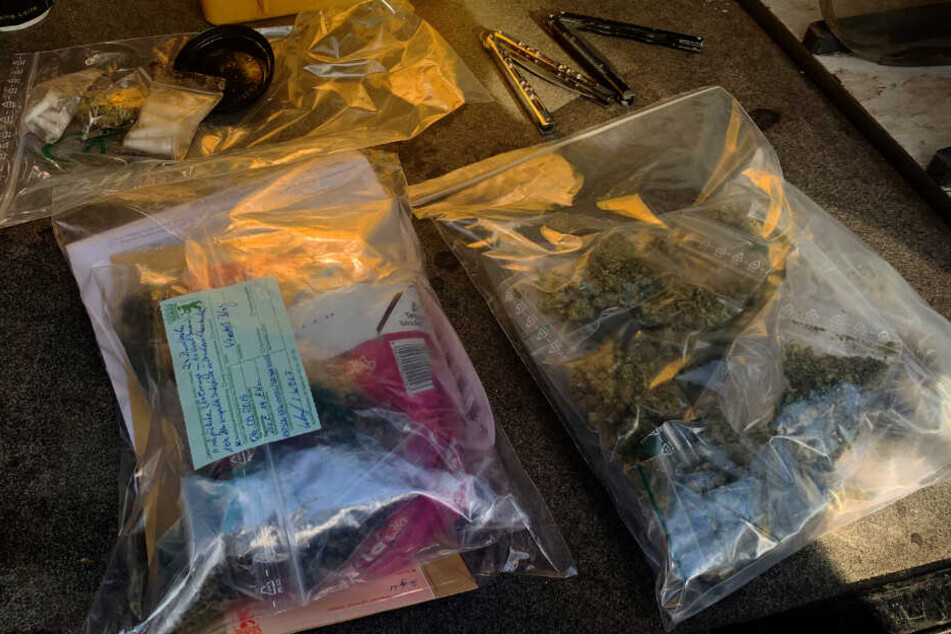 Sichergestellte Drogen und Klappmesser liegen nach einem Polizei-Großeinsatz im Görlitzer Parkin einem Lkw.