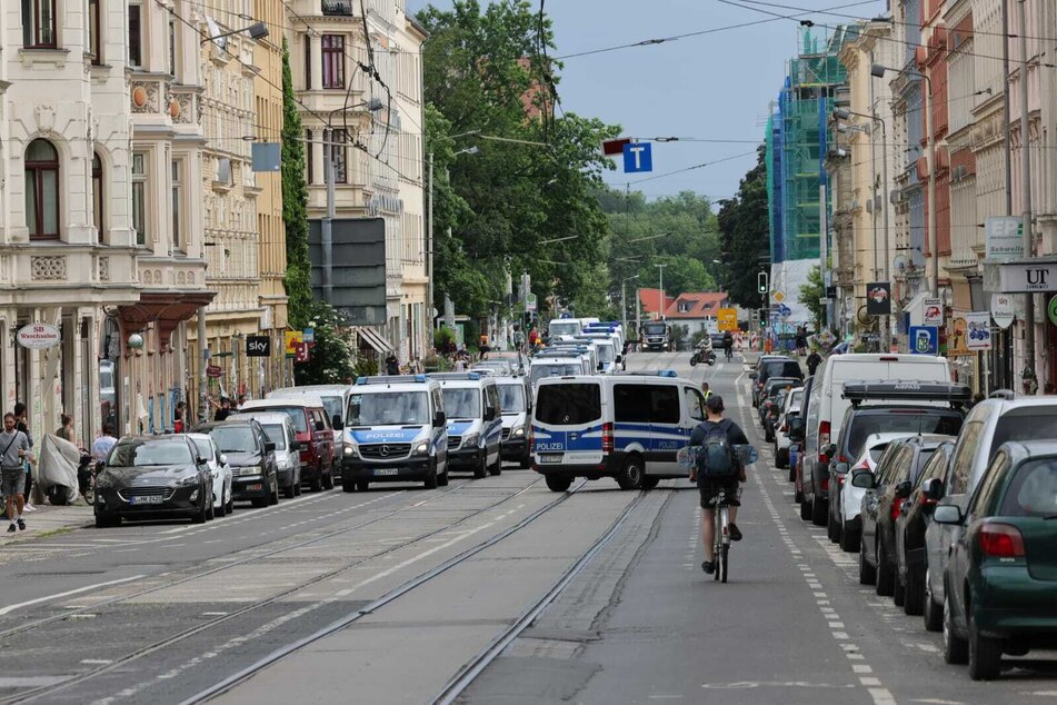 Die Leipziger Polizei hat mit Unterstützung der sächsischen Bereitschaftspolizei und der Bundespolizei einen Einsatz zur Absicherung von zwei Versammlungen durchgeführt.