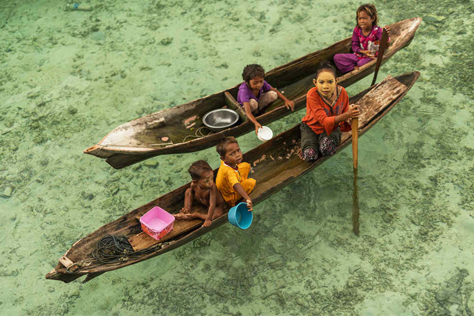 Eine Bajau-Familie: Da ihre Lebensgrundlagen als Fischer und Nomaden verloren sind, wurden sie von der indonesischen Regierung in einem Nationalpark angesiedelt. Seitdem stehen die Bajau am Rand der Gesellschaft.