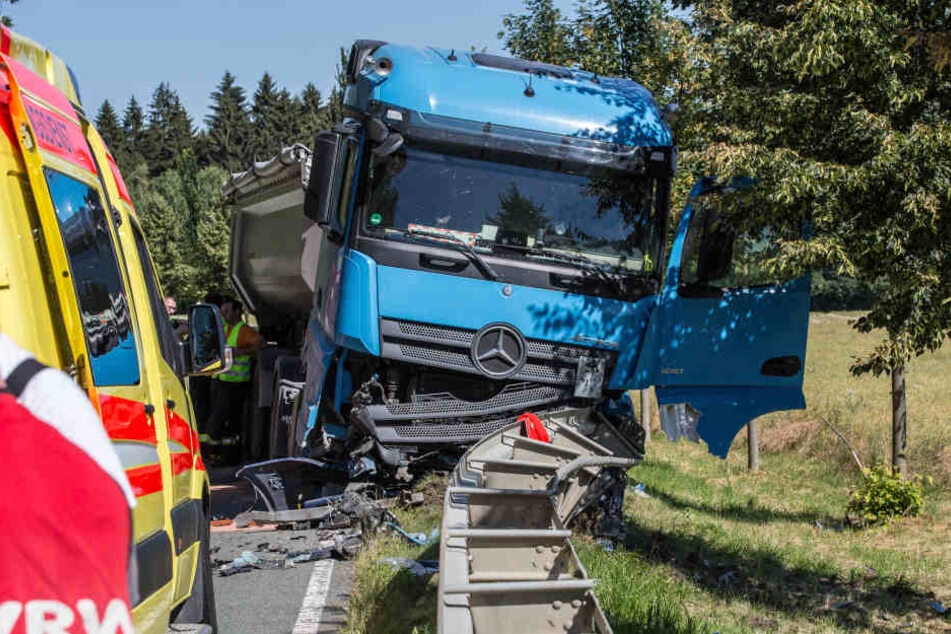 Der Lkw landete an der Leitplanke und wurde stark demoliert.