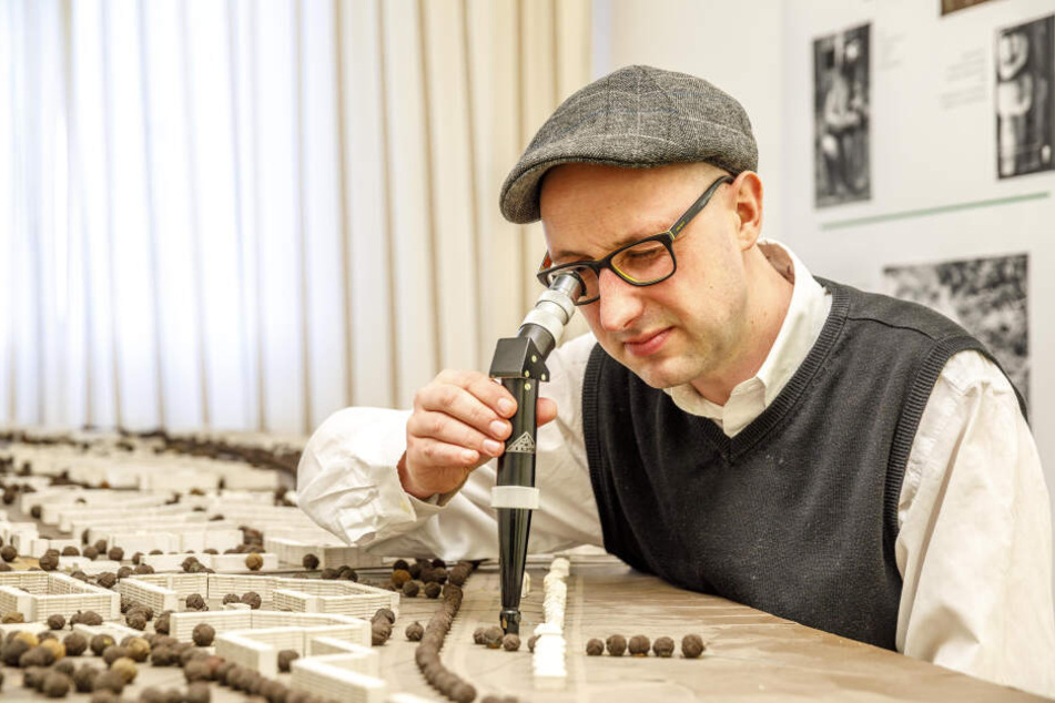 Museumsdirektor Körner schaut in das originale Stadtmodell von Gorbitz.