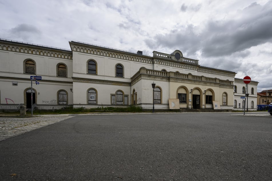 Lange stand das Empfangsgebäude leer. Nun beginnen die Sanierungsarbeiten.