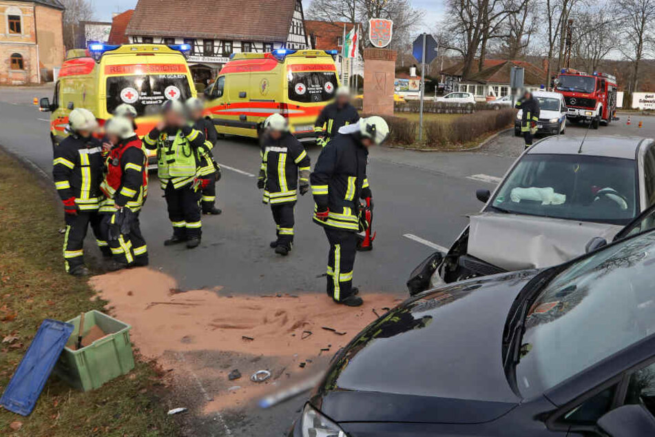 Die Feuerwehr war auch vor Ort um auslaufende Betriebsmittel zu binden.