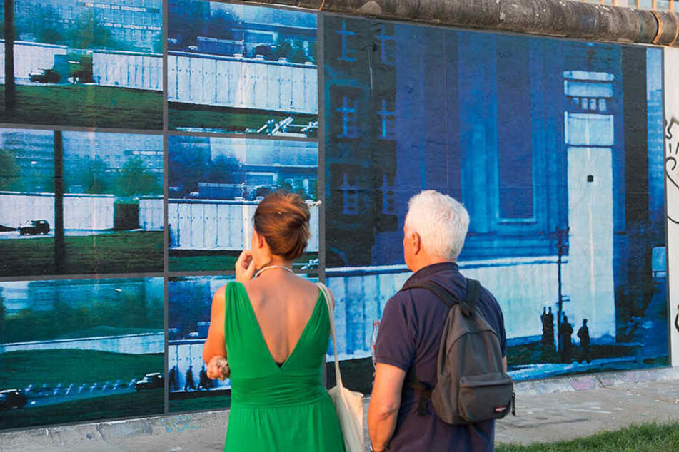 Bis Anfang November können Besucher die Kunstwerke an der Mauer bestaunen.