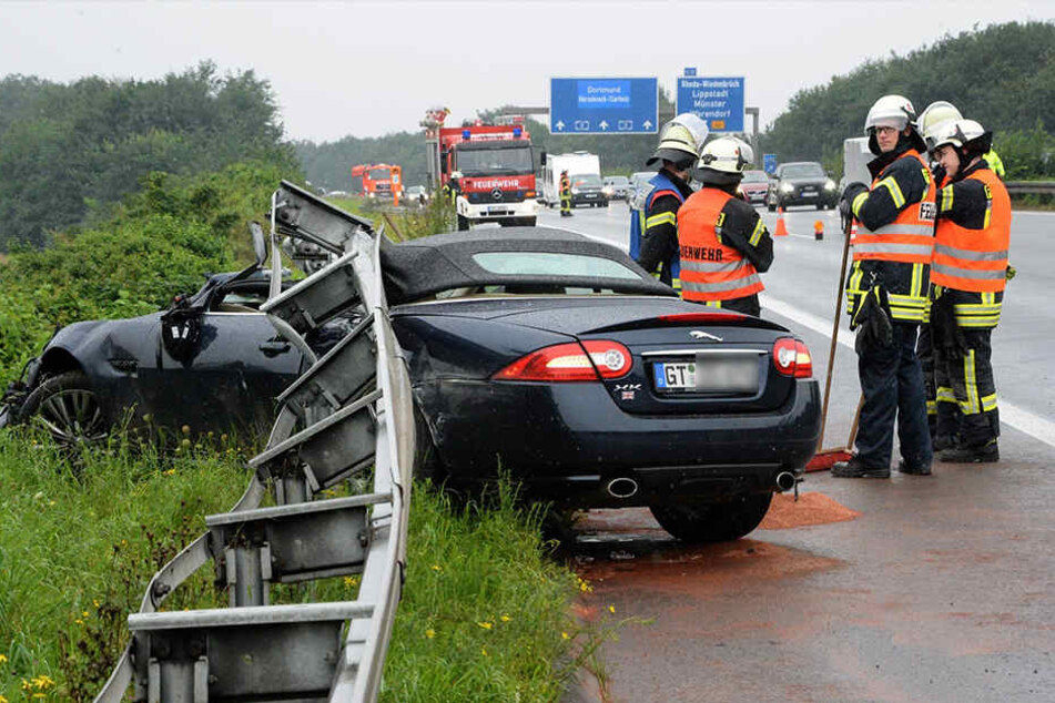 Die Feuerwehr musste die Leitplanke auseinander schrauben, um an den Jaguar zu kommen.
