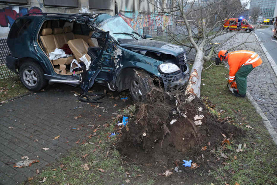 Der Mercedes krachte gegen einen Baum.