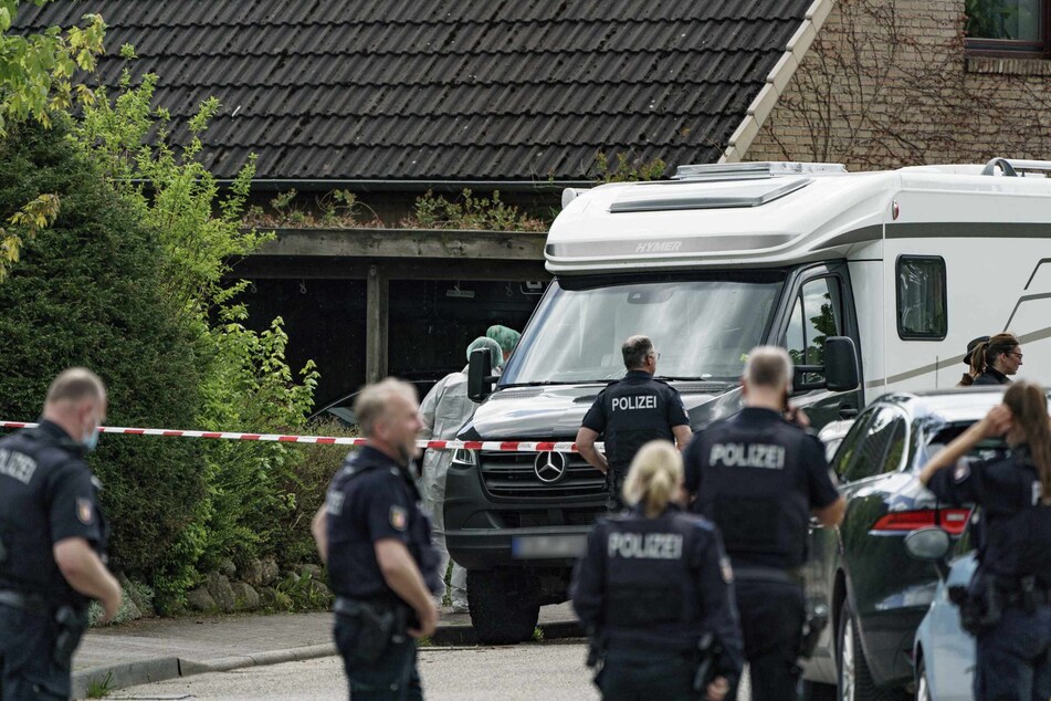 Polizisten untersuchen ein Haus in Dänischenhagen bei Kiel, in dem im Mai zwei Tote gefunden wurden.