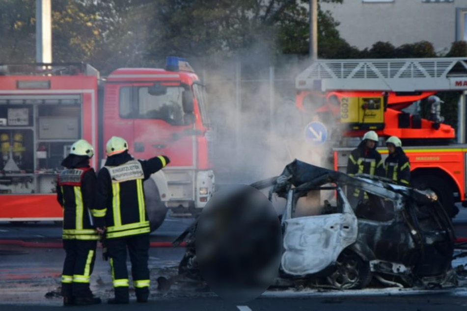 Die Feuerwehr löschte den Fahrzeugbrand