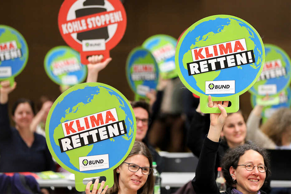 Die Grünen protestierten mit Schildern mit der Aufschrift "Klima retten!" und "Kohle stoppen" gegen die Abbaggerung des Dorfes Pödelwitz für den Tagebau Vereinigtes Schleenhain.