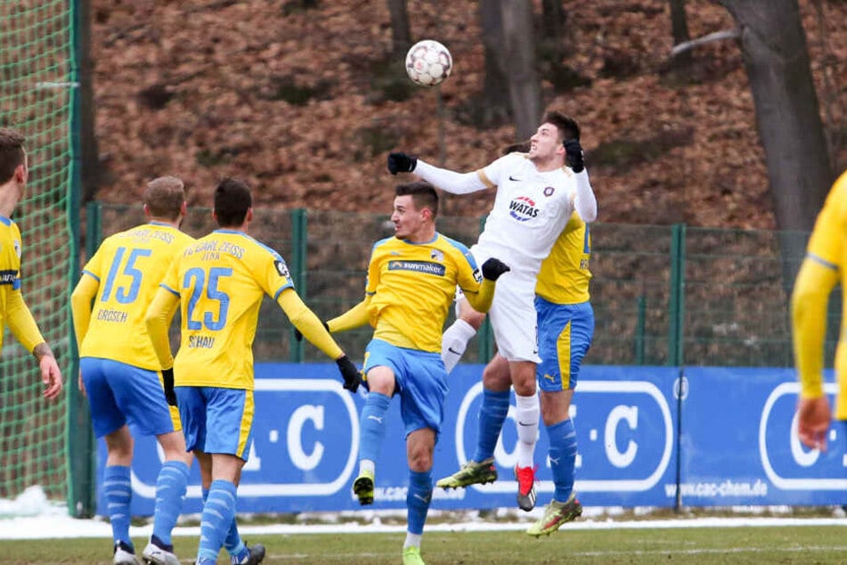 Tom Baumgart (r, weißes Trikot) steigt zum Kopfball. Im Test gegen Jena machte er zwei Tore.