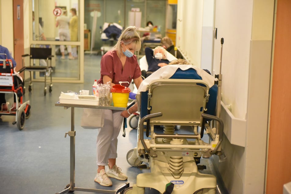 Bis zu 20 Stunden Wartezeit: Auf einem Flur der Leipziger Notaufnahme versorgt eine Schwester Patienten.