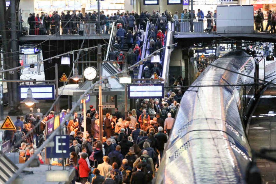 Dichtes Gedränge herrscht am Hamburger Hauptbahnhof. (Archivbild)