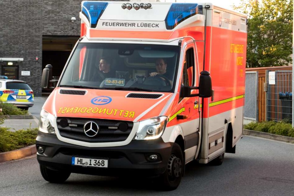 Mit einem Rettungswagen wurde der Mann in ein Krankenhaus gefahren. (Symbolbild)
