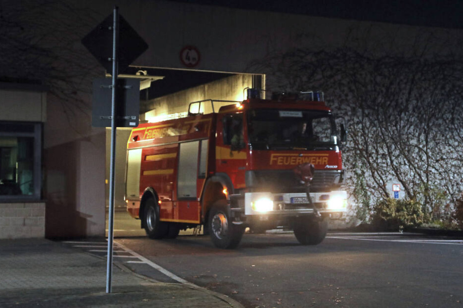 Die Kameraden der Feuerwehr konnten die brennende Zelle schnell löschen.