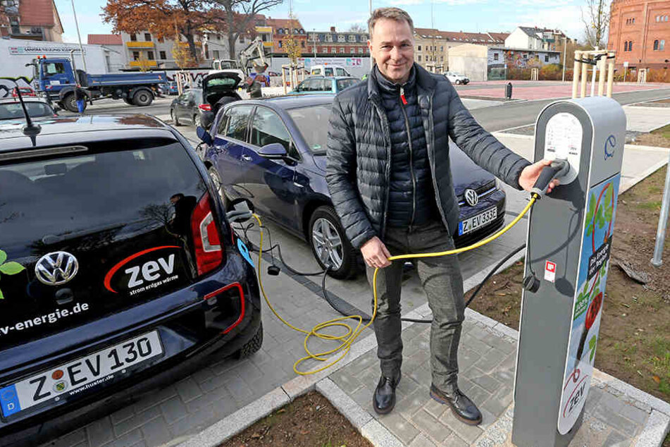 ZEV-Unternehmensentwickler Sven Fischer (46) nimmt die neue E-Zapfsäule am Alten Gasometer in Betrieb.