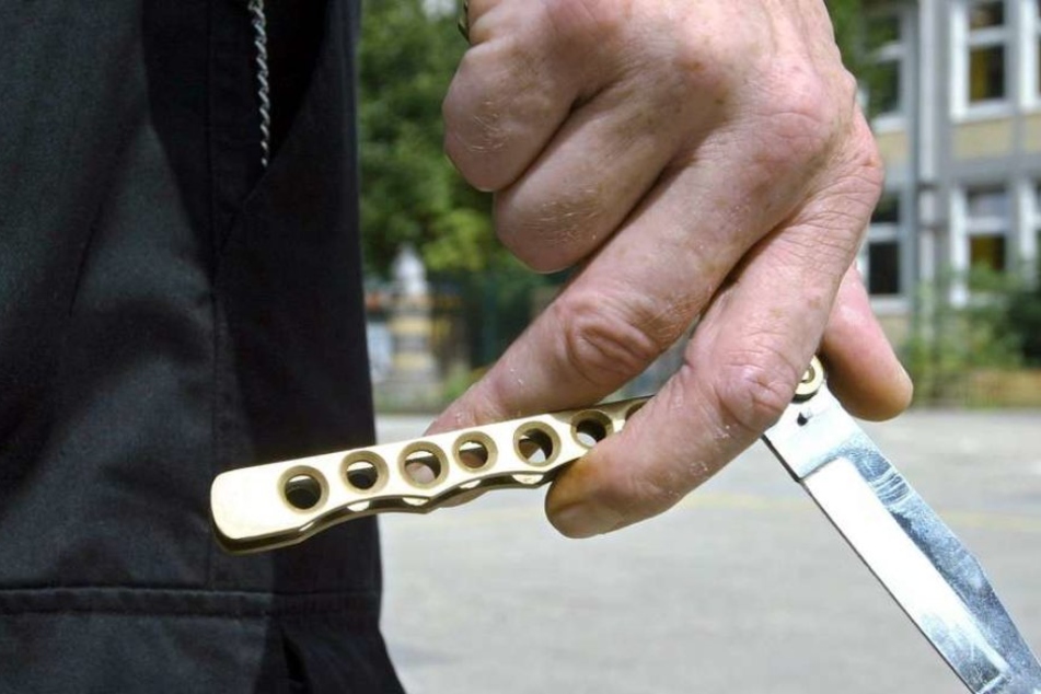 Mit einem Messer bedrohte er zwei Frauen, um eine Socke von ihr zu erhalten. (Symbolbild)