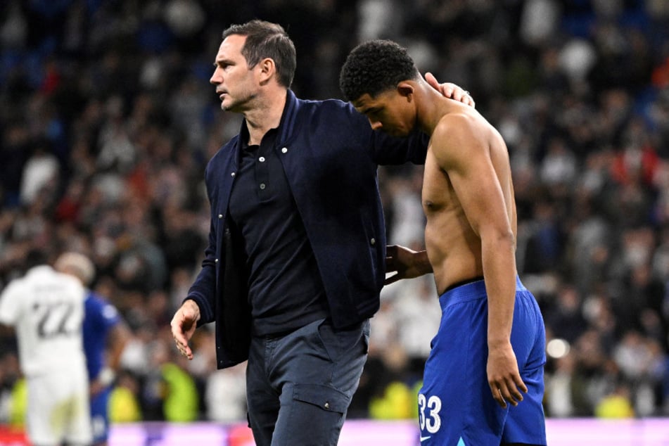 Chelsea-Coach Frank Lampard (44, l.) tröstet Wesley Fofana nach der Niederlage in Madrid.