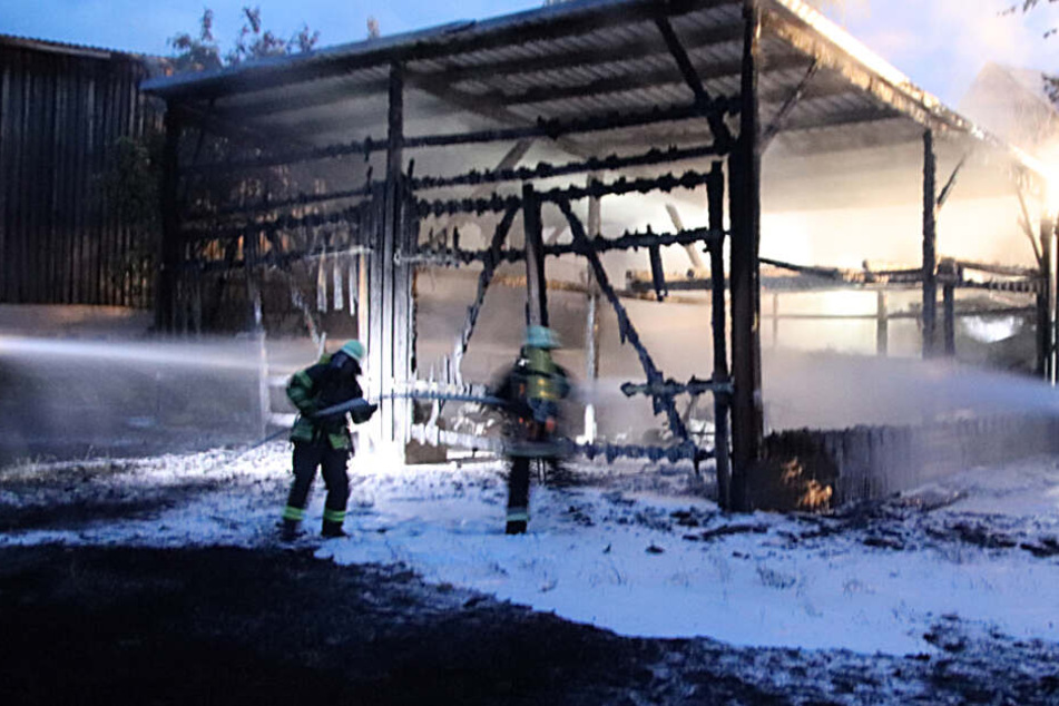 Das völlige Abbrennen konnte die Feuerwehr in Neunkirchen nicht verhindern - aber das mögliche Übergreifen auf andere Gebäude wurde unterbunden.