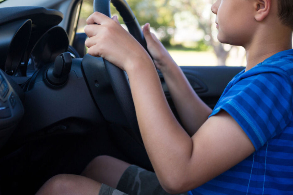 Der Junge war nicht nur viel zu jung zum Auto fahren, sondern auch noch betrunken. (Symbolbild)