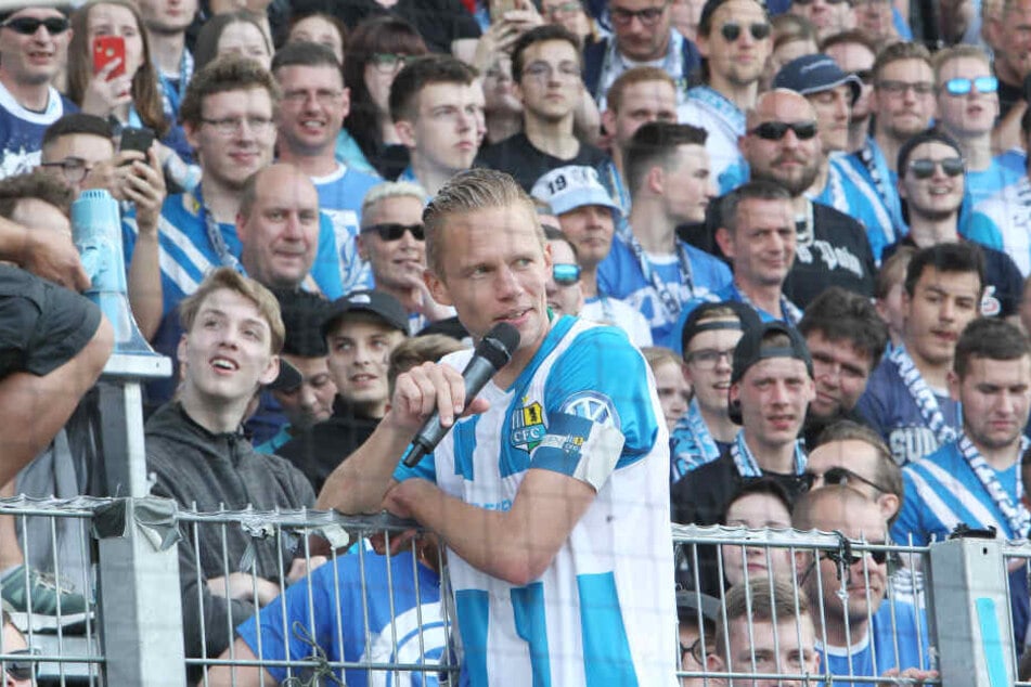 Der scheidende Kapitän auf dem Zaun: Dennis Grote verabschiedete sich von den CFC-Fans.