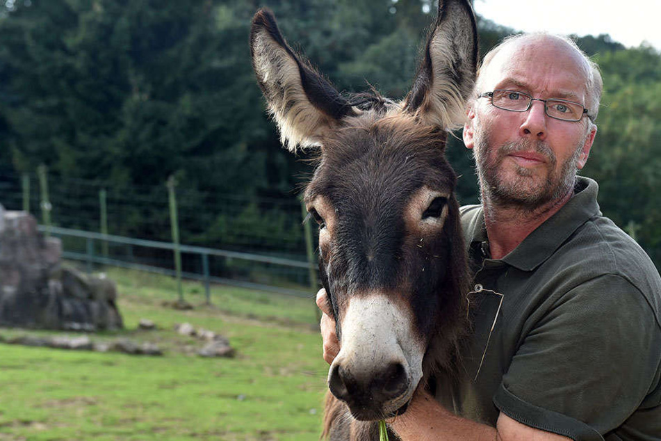 Tierpark-Betreiber Heiko Drechsler (55) bewirtschaftet das Areal derzeit allein.