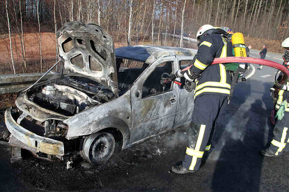 Der Dacia brannte vollkommen aus.