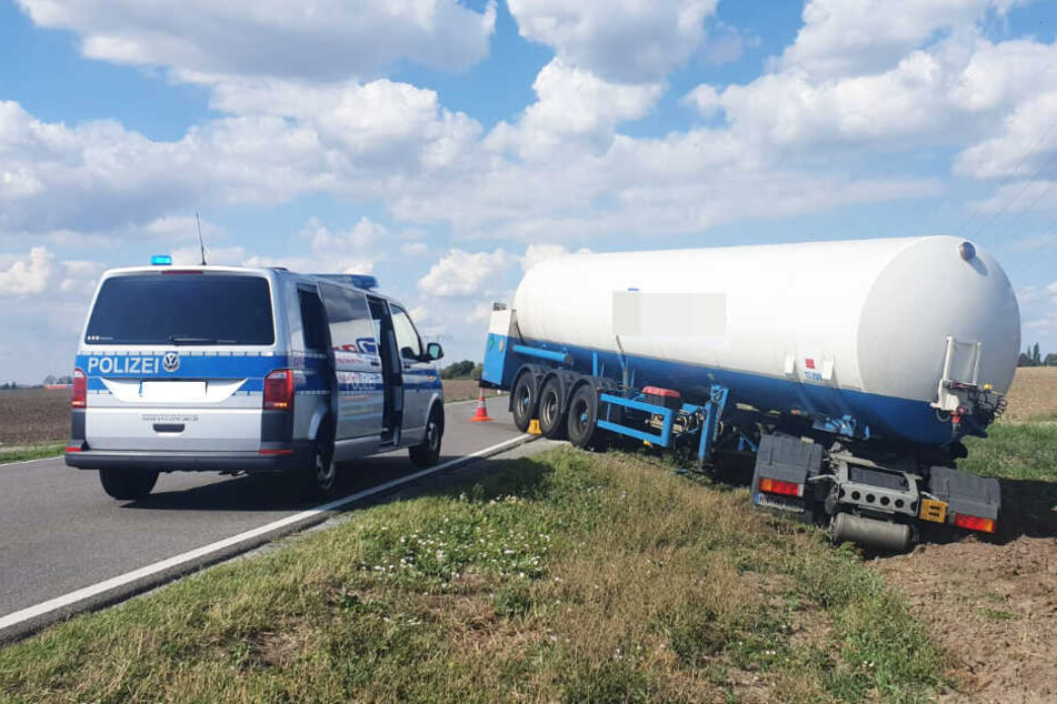 Das schwere Fahrzeug kam von der Fahrbahn ab und blieb auf einem Feld liegen.
