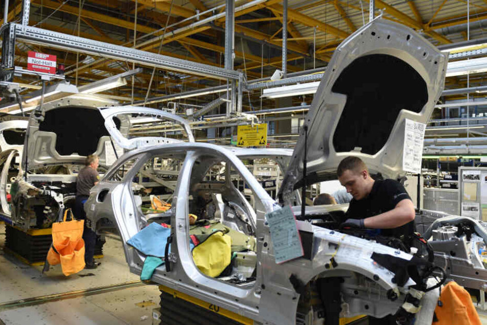 Mitarbeiter von Mercedes-Benz arbeiten im Werk in Bremen an einer C-Klasse. (Symbolbild)