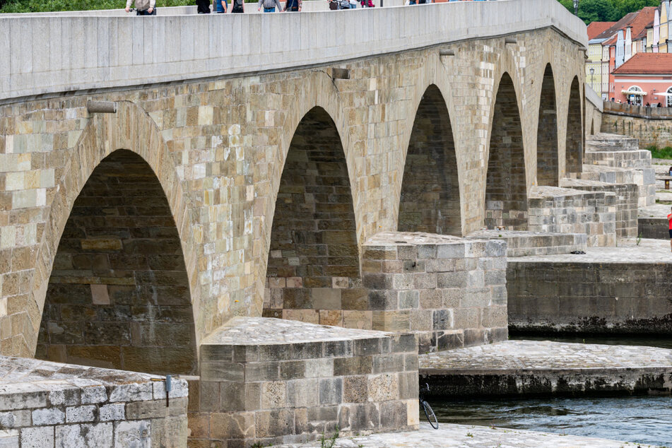 Das 20-jährige Opfer landete nicht in der Donau, sondern auf dem gepflasterten Bereich eines Pfeilers der Steinernen Brücke.