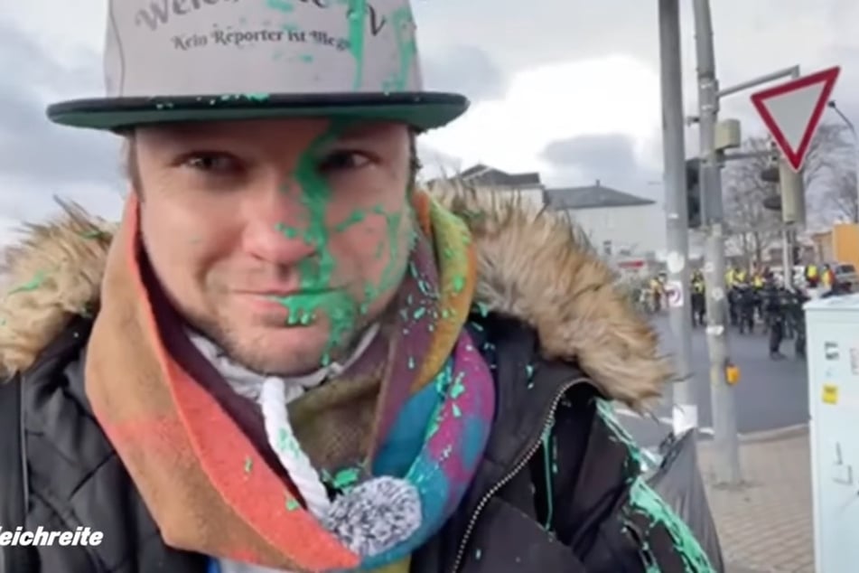 AfD-Kreisrat Sebastian "Weichreite" Weber wurde mit Farbe bespritzt.