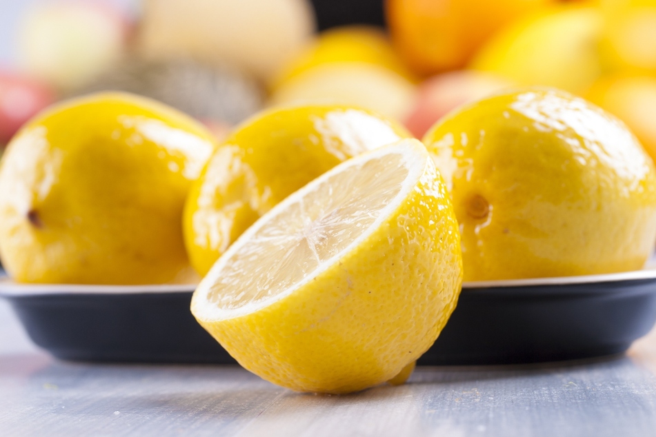 Die Säure in Zitronen kann helfen, die Eisbarriere aufzubrechen - so der Experte. (Symbolbild)