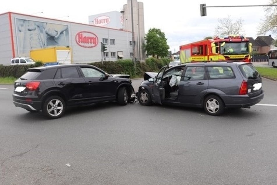 Der Audi und der Ford sind in einer Kreuzung frontal zusammengestoßen.