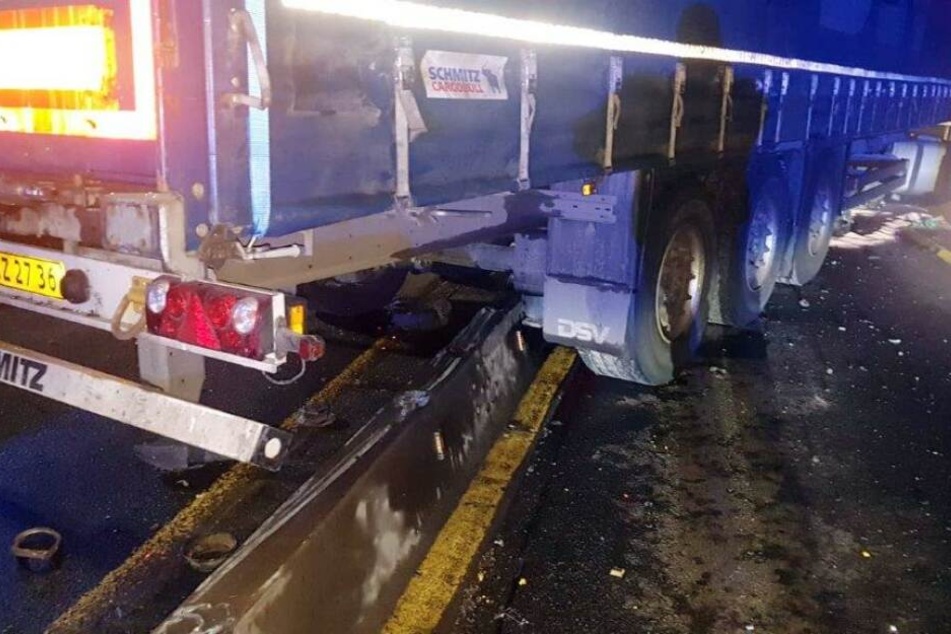 Der Lkw donnerte frontal in die Schrankenanlage.