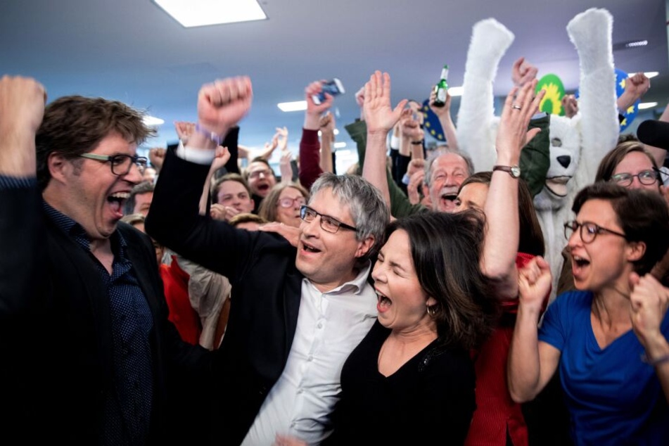 Michael Kellner (l-r), Sven Giegold, Annalena Baerbock und Hannah Neumann jubeln nach der Bekanngabe der ersten Prognose für die der Europawahl.