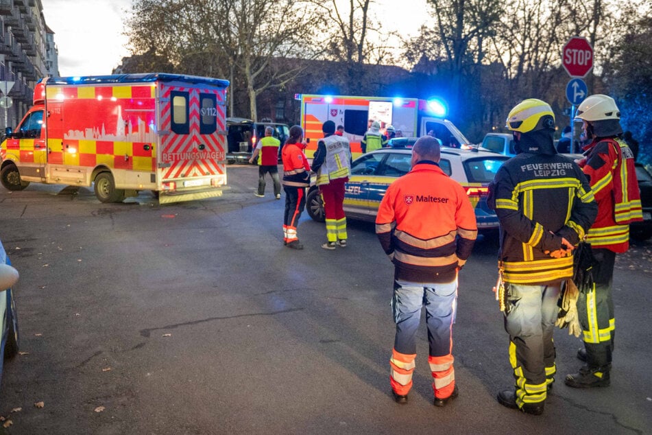 Im Leipziger Süden ist es am Mittwochmorgen zu einem Unfall zwischen einem Schultransport und einem mit Bauarbeitern besetzten Minibus gekommen.