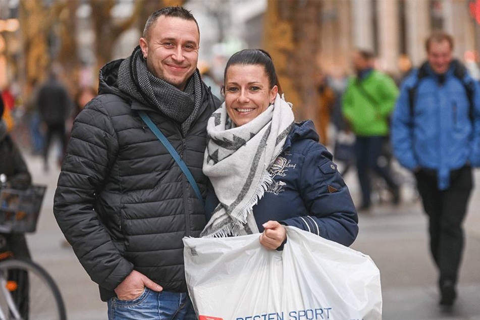 Anja (35) und Marco Becher (39) aus Chemnitz nutzen die Zeit nach dem Fest zum gemütlichen Shoppen.