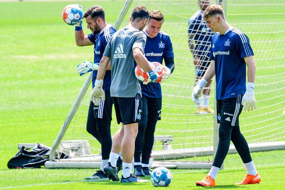HSV-Torwarttrainer Sven Höh (37, 2.v.l.) spricht mit den Keepern Daniel Heuer Fernandes (28, l.), Tom Mickel (32) und Leon Oppermann (19, r.).