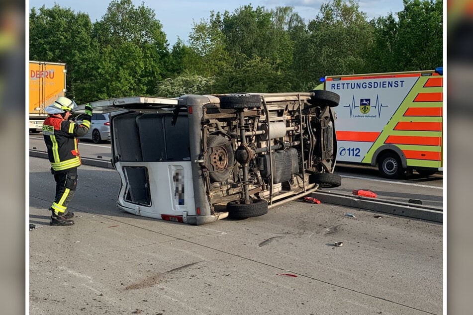 Auf der A2 hat sich ein Sprinter überschlagen.