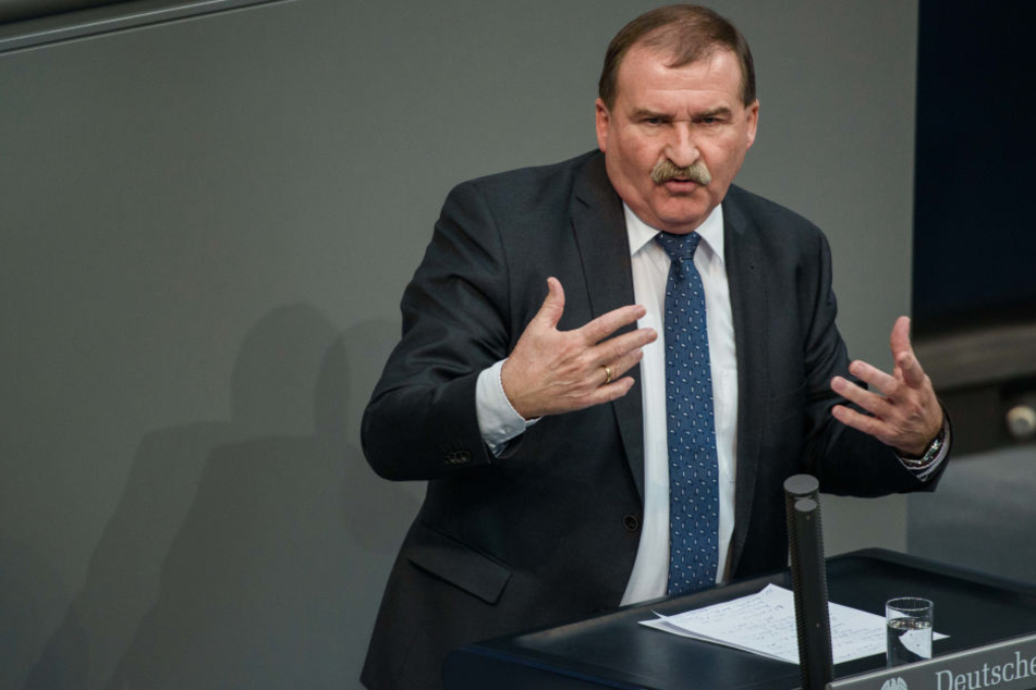 Bundestagsabgeordneter fordert Seehofer-Rücktritt