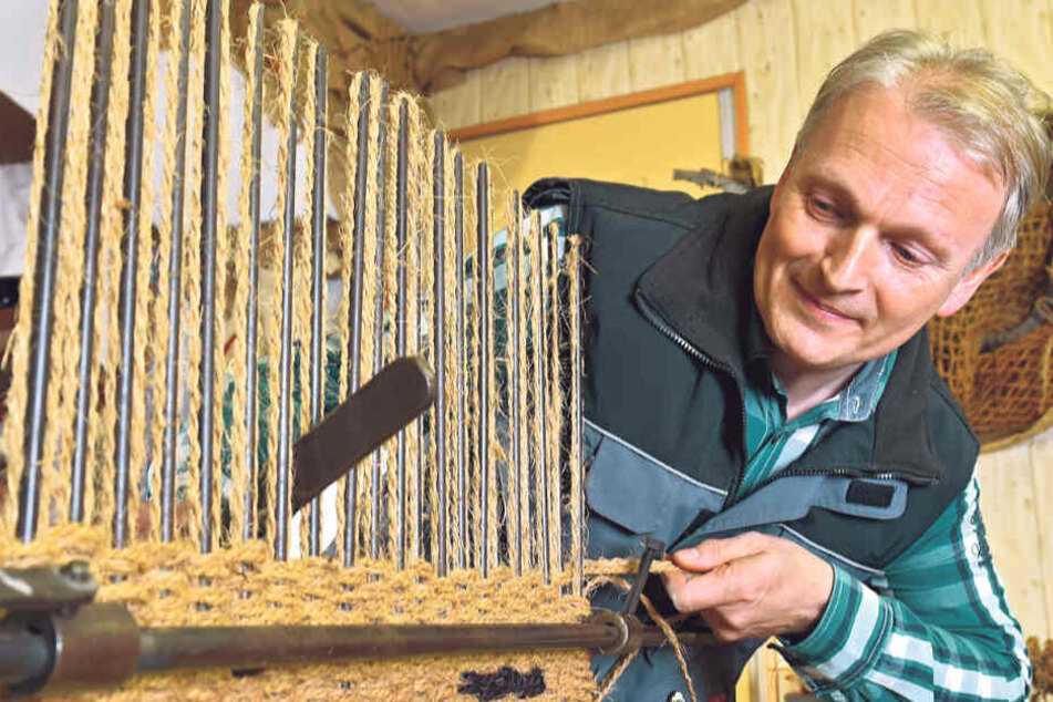 Am Handwebstuhl kann Mario Hilger (58) aus Kokosfasern Teppiche und Matten in verschiedenen Größen herstellen.