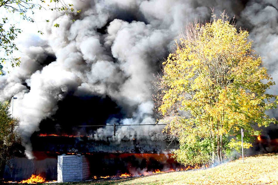 Durch das Feuer wurde die Brücke komplett zerstört.