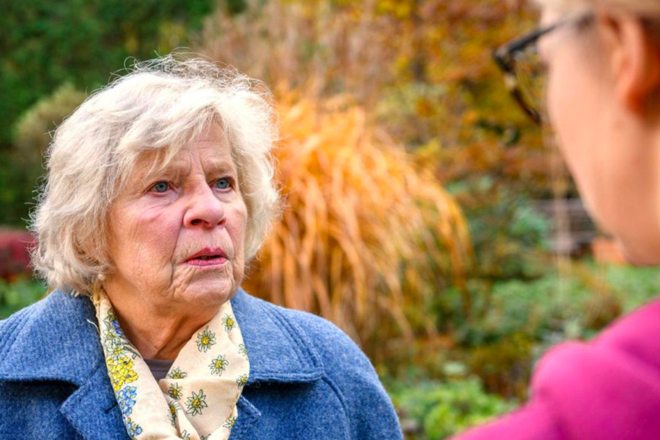 Oma Anna (Christiane Blumhoff, 79, l.) bittet Josie (Lena Conzendorf, 31, r.) um Hilfe.