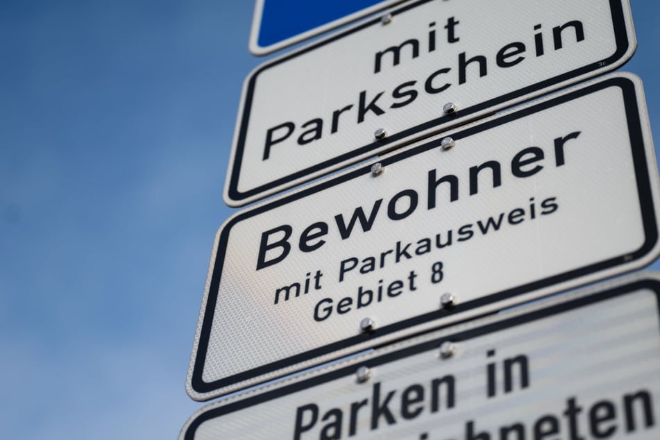 Für acht Cent am Tag parken: Viele Großstädte in Bayern verlangen für Anwohnerparkplätze nur etwa 30 Euro - pro Jahr.