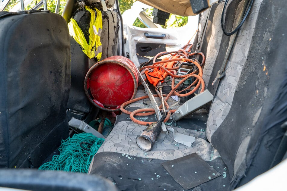 Das Dach, die Scheibe sowie mehrere Gegenstände wurden aus dem Transporter geschleudert.