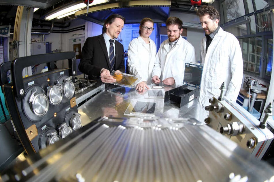 Brennstoffzellen-Professor Thomas von Unwerth (li.), hier mit Kristin Meyer, Karl Lötsch und Felix Rudolf, baut ein Netzwerk mit sächsischen Forschern und Firmen auf.