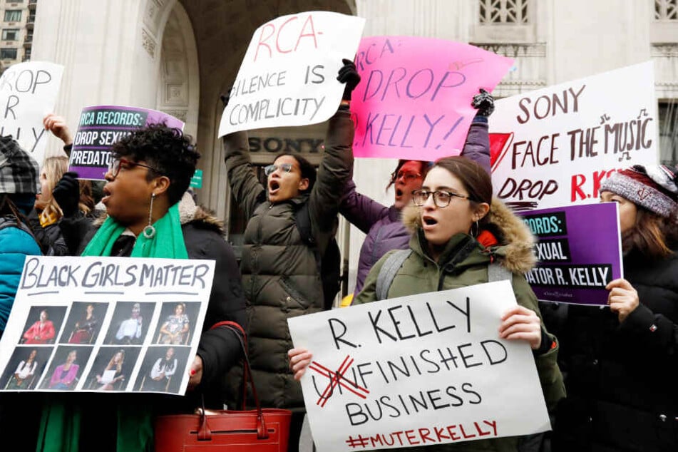 Aktivisten fordern am Sitz des Konzerns Sony Music in New York, dass dessen Label RCA seine Zusammenarbeit mit dem Sänger beendet.