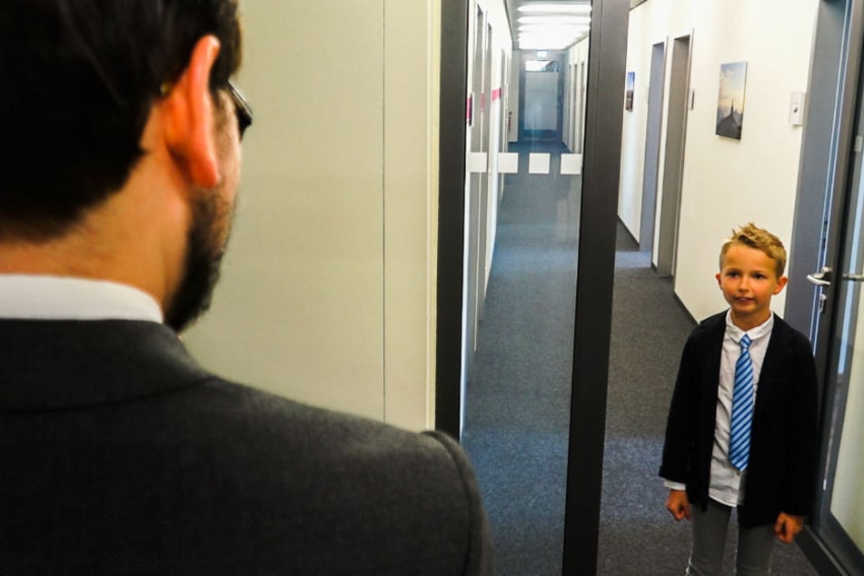 Der kleine Alexander holt die Bewerber ab und führt sie zum Büro seines Vaters.