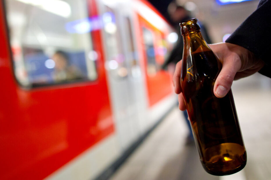 Der 36-jährige Mann attackierte die Frau mit einer Bierflasche. (Symbolbild)